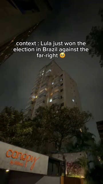 Vidéo filmée dans la rue du Brésil lors de l'annonce de la victoire de Lula contre l'extrême droite.
La personne est entourée d'immeubles desquels proviennent une effusion de joie.