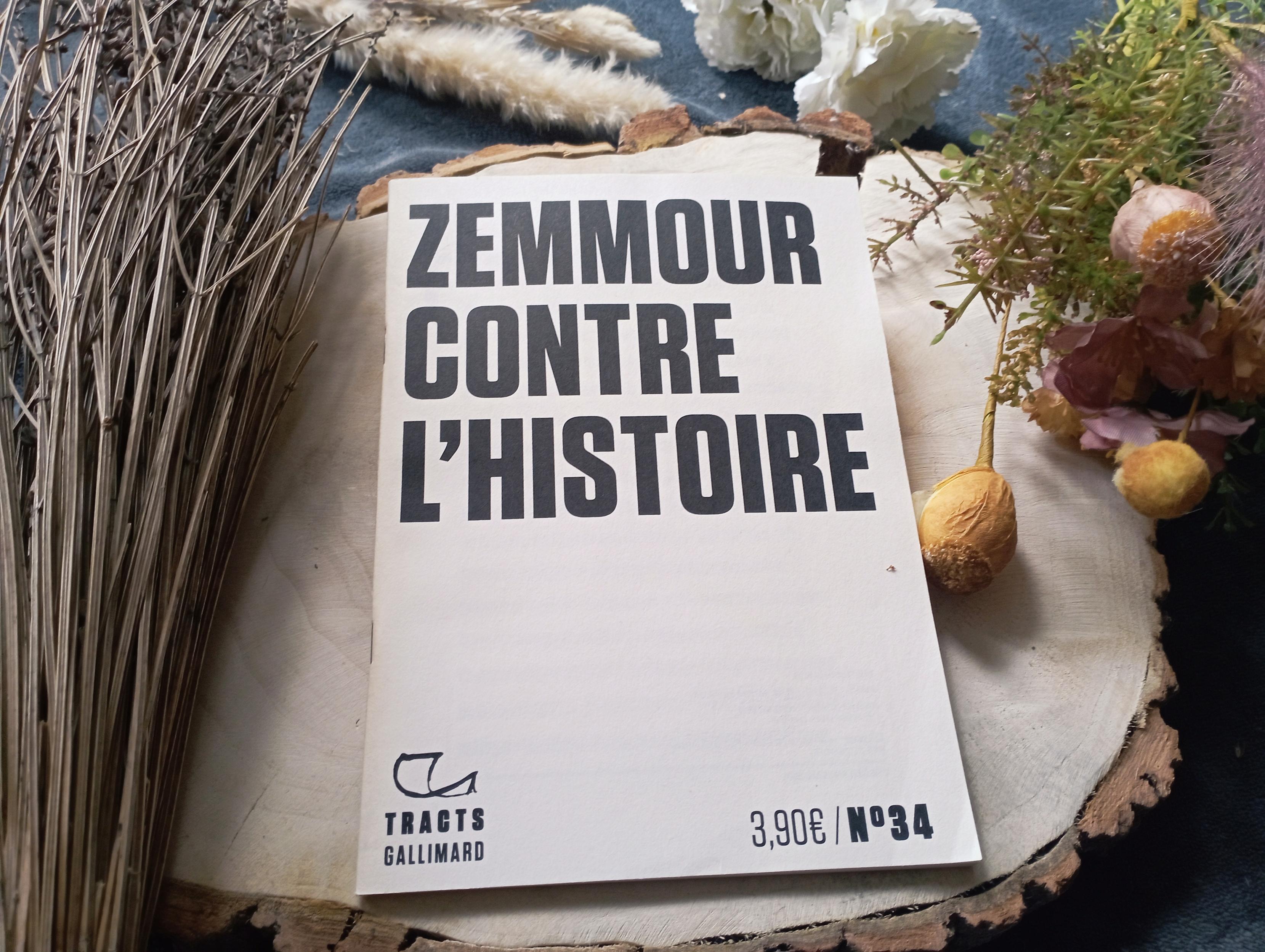 Une photo du livre Zemmour contre l'histoire de Collectif entouré d'objets de décoration.
